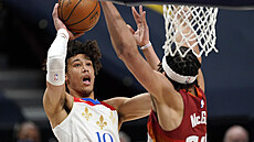 Jaxson Hayes (10) z New Orleans zakonuje pes JaValeho McGee (34) z Denveru.