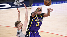 Anthony Davis (3) z LA Lakers pihrává kolem Davise Bertanse z Washingtonu.