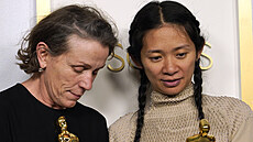 Herečka Frances McDormandová a režisérka Chloe Zhaová pózují se svými Oscary,...