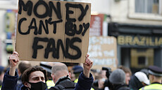 FANOUŠKY SI ZA PRACHY NEKOUPÍŠ. Příznivci Chelsea protestují proti fotbalové...