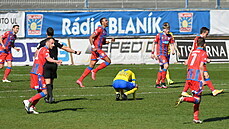 Plzetí fotbalisté se radují z gólu na hiti Teplic.