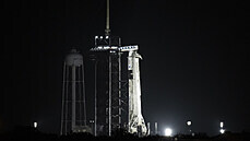 Pátení snímek rakety Falcon 9 s lodí Crew Dragon na odpalovací ramp v 39A v...