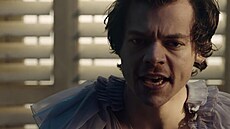 Harry Styles ve videoklipu k písni Falling (2019)