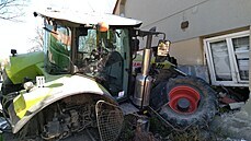 Traktor na Pardubicku smetl �enu na zahrádce, poté narazil do domu ( 27. 4....