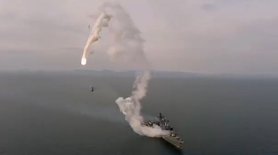Pár metr od tragédie. Ruská fregata vypálila vadnou stelu