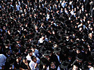 Truchlící se shromádili na pohbu rabína, který zemel pi tragédii na hoe...