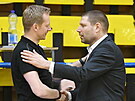 Nymburský kou Oren Amiel (vpravo) utuje trenérského kolegu Jana otnara z...
