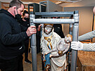 Pracovníci specializované firmy sthují renovovanou sochu Milostné Panny Marie,...
