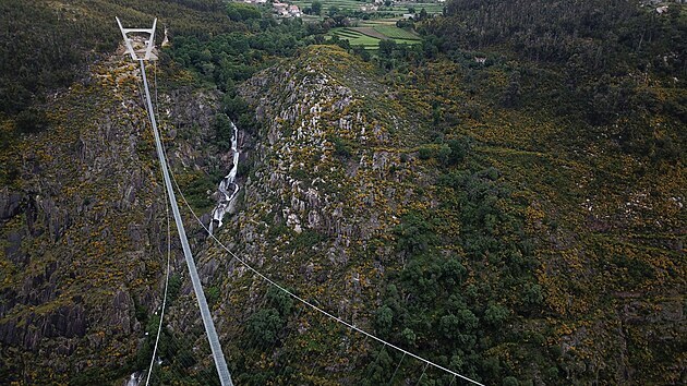 V Portugalsku zahájila provoz nejdelší visutá pěší lávka na světě. Dílo, které se nachází nedaleko města Arouca, měří 516 metrů. (29. dubna 2021)
