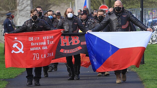 Členové české odnože ruského motorkářského klubu Noční vlci na pietním aktu u Památníku osvobození v Ostravě (30. dubna 2021)