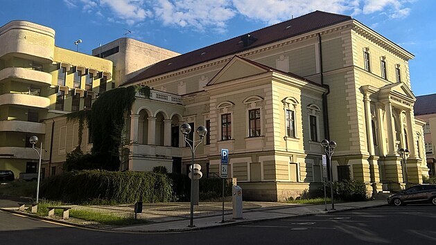 Celkový pohled na Beskydské divadlo v Novém Jičíně. Vpravo starší část z roku 1886, vlevo kontroverzní přístavba z druhé poloviny 80. let minulého století.