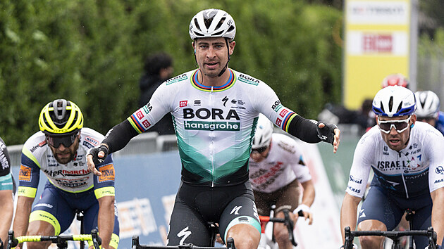 Peter Sagan vítězí ve finiši první etapy závodu Kolem Romandie.
