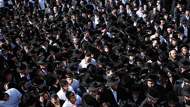 Truchlící se shromáždili na pohřbu rabína, který zemřel při tragédii na hoře Meron. (30. dubna 2021)