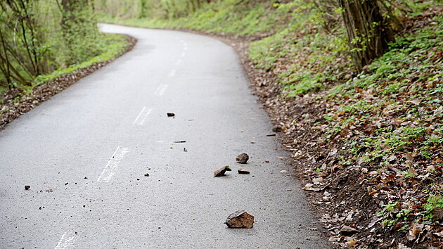 Cyklostezka z Bílovic nad Svitavou do Obřan je uzavřená kvůli padajícímu kamení ze skály. (30. dubna 2021)