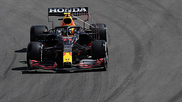 Sergio Perez z Red Bullu v trninku na Velkou cenu Portugalska F1.