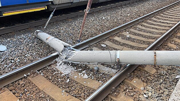 Na koleje v železniční stanici Černošice spadl sloup trakčního vedení. (30.4.2021)