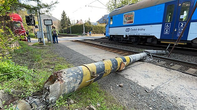 Na koleje v eleznin stanici ernoice spadl sloup traknho veden. (30.4.2021)