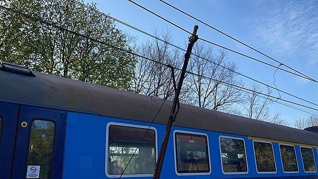 Na koleje v železniční stanici Černošice spadl sloup trakčního vedení. (30.4.2021)