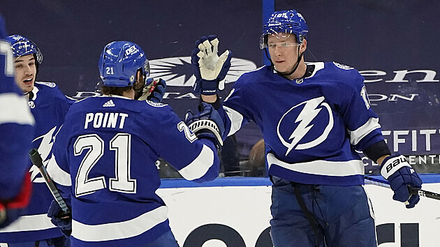 Ondej Palt (18) a Brayden Point (21) oslavuj trefu Tampa Bay.