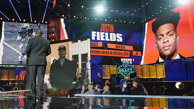 Quarterback Justin Fields se stal draftovou posunou Chicago Bears.