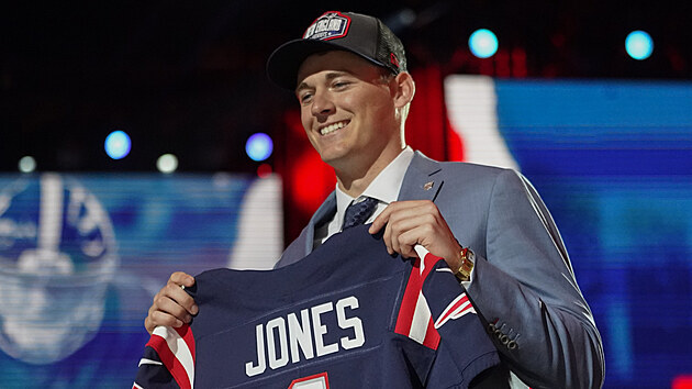 Mac Jones v draftu NFL posílil New England Patriots.