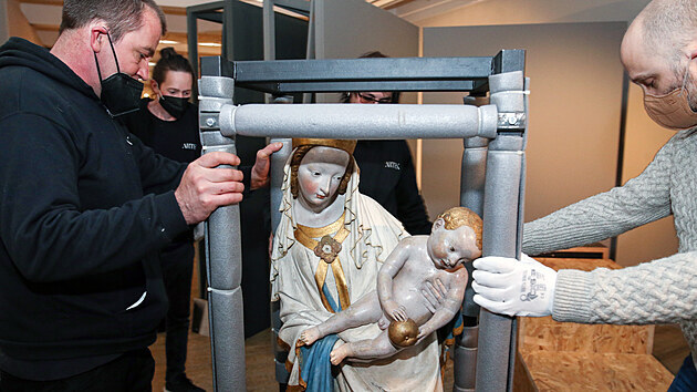 Pracovníci specializované firmy stěhují renovovanou sochu Milostné Panny Marie, tzv. Plzeňskou Madonu z katedrály sv. Bartoloměje do výstavní síně Masné krámy. (30. 4. 2021)