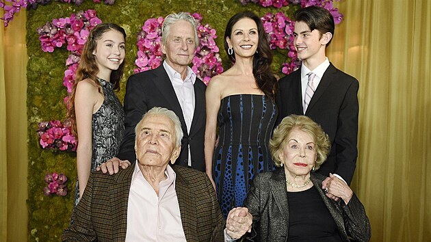 Kirk Douglas s manželkou Anne, hercův syn Michael, jeho manželka Catherine Zeta-Jonesová a jejich děti Carys a Dylan na oslavě hercových 100. narozenin (Beverly Hills, 9. prosince 2016)