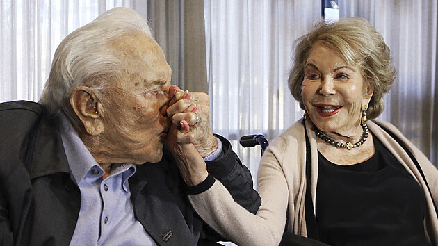 Kirk Douglas a Anne Douglasov na oslav 100. narozenin herce (Los Angeles, 4. kvtna 2017