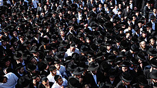 Truchlící se shromádili na pohbu rabína, který zemel pi tragédii na hoe...