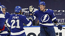 Ondej Palát (18) a Brayden Point (21) oslavují trefu Tampa Bay.