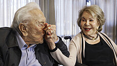 Kirk Douglas a Anne Douglasová na oslav 100. narozenin herce (Los Angeles, 4....