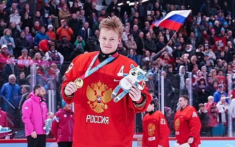 Ruský hokejista Matvej Mikov v estnácti letech záí na MS do 18 let a udivuje...