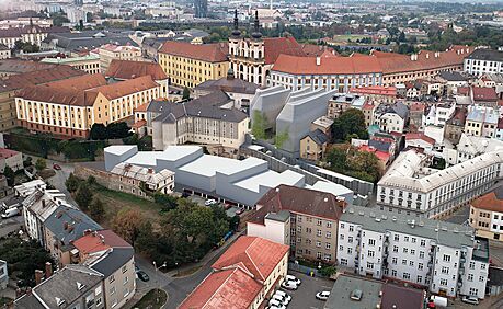 Modern pojatý objekt Stedoevropského fóra Olomouc (SEFO) svými proporcemi...