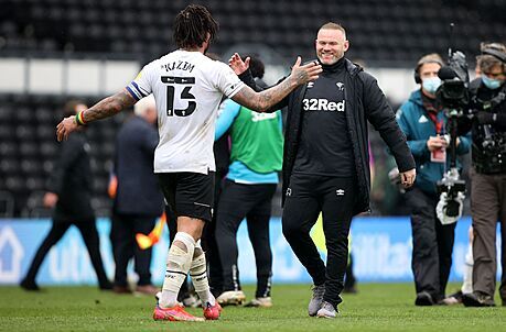 Trenér Wayne Rooney (vpravo) slaví s hrái Derby County na hiti udrení se v...