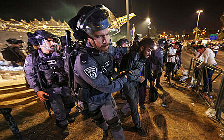 V Jeruzalém se opt stetli Palestinci s policií. (8. kvtna 2021)