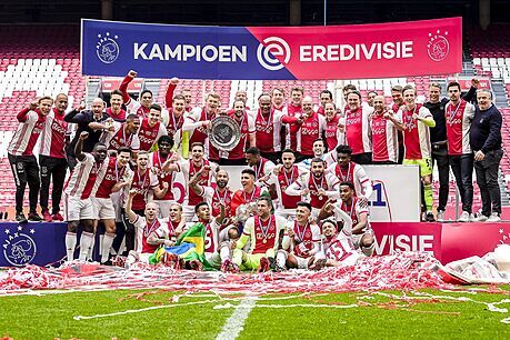 Fotbalový Ajax Amsterdam se raduje ze zisku nizozemského titulu.