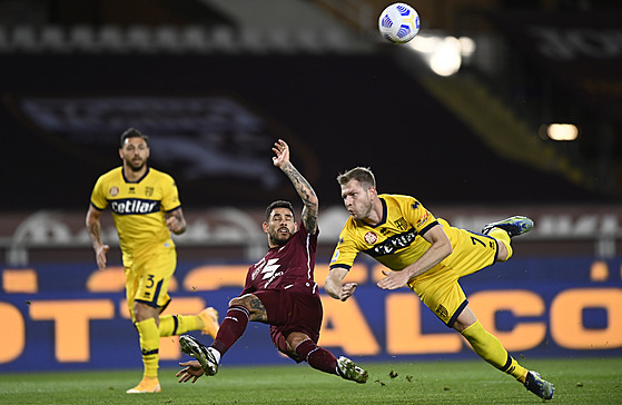 Momentka ze zápasu FC Turín vs. Parma (lutá).