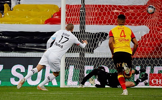 Burak Yilmaz  z Lille dává gól na hřišti Lens.