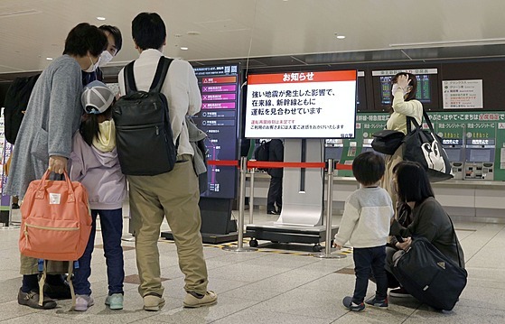 Kvli zemtesení musely být v Japonsku odeknuty i nkteré vlakové spoje. (1....