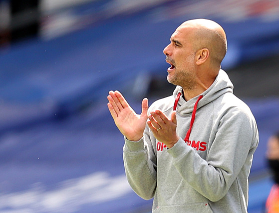 Trenér Manchesteru City Pep Guardiola povzbuzuje své svence.