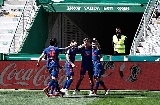 Fotbalisté Atlética Madrid se radují z gólu proti Elche.