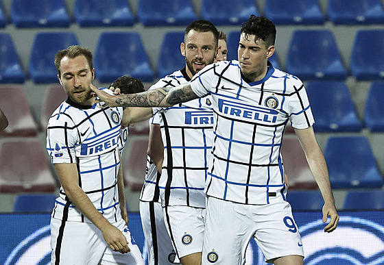 Fotbalisté Interu Milán se radují z gólu v zápase proti Crotone.