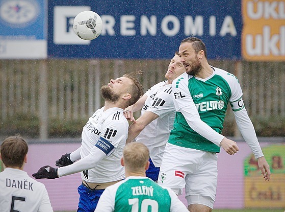 Jablonecký kapitán Martin Doležal (vpravo) se snaží hlavičkovat balon v zápase...