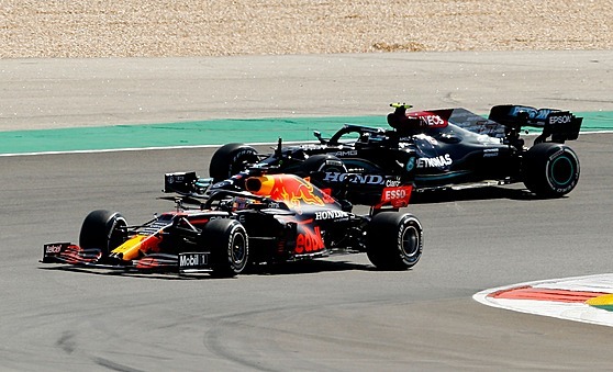 Max Verstappen (v popedí) z Red Bullu bhem Velké ceny Portugalska, za ním...