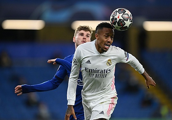 Eder Militao z Realu Madrid hlavikuje.