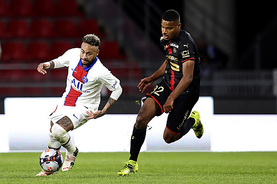 'Andy Diouf (Rennes) se snaí dohnat Neymara z PSG.