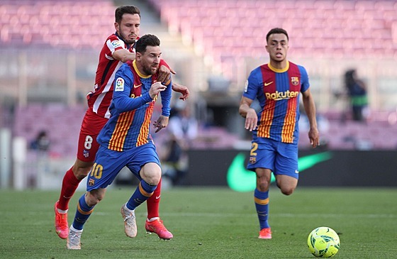 Lionel Messi z Barcelony vede mí v utkání proti Atlétiku Madrid.