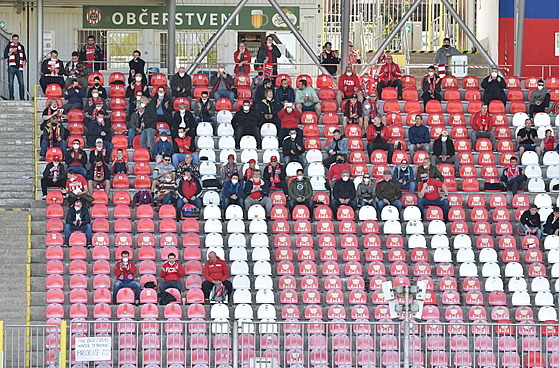 Diváci na Mstském stadionu Srbská sledují souboj Brna s Mladou Boleslaví.