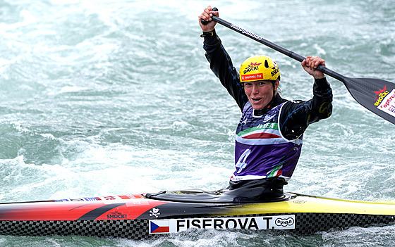 Tereza Fierová se raduje ze zisku stíbrné medaile na mistrovství Evropy.