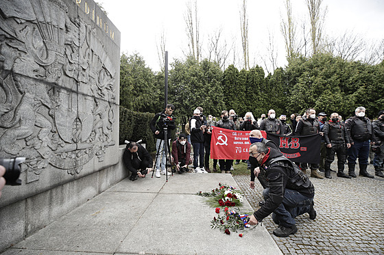 Sympatizanti ruského motorkáského klubu Noní vlci se poklonili památce...
